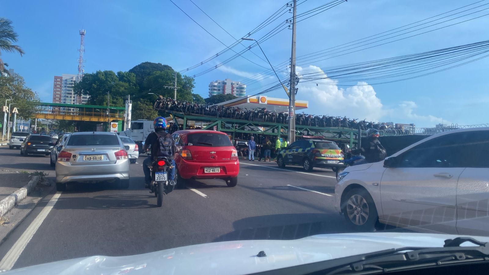 Caminhão-cegonha irregular deixa trânsito travado por horas em Manaus