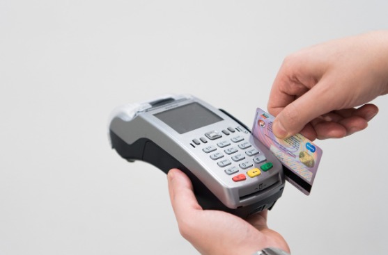 Falso motorista de app é preso por cobrar R$ 11 mil por corrida de turistas no RJ