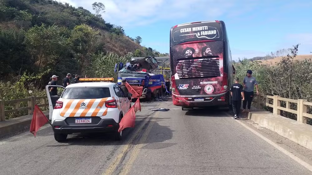 Ônibus de César Menoti e Fabiano se envolve em acidente com carreta em MG