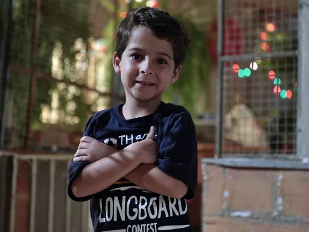 Longe da TV, ator mirim de Salve Jorge mudou de profissão. Veja como ele está
