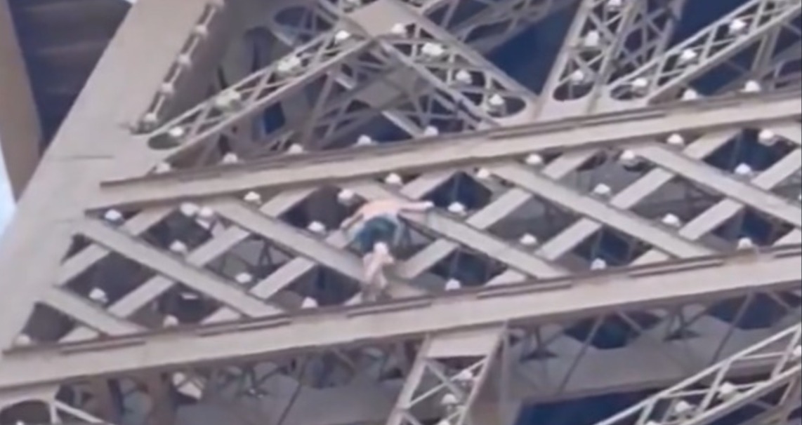 Justiça determina pena para torcedor que escalou a Torre Eiffel durante a Olimpíada
