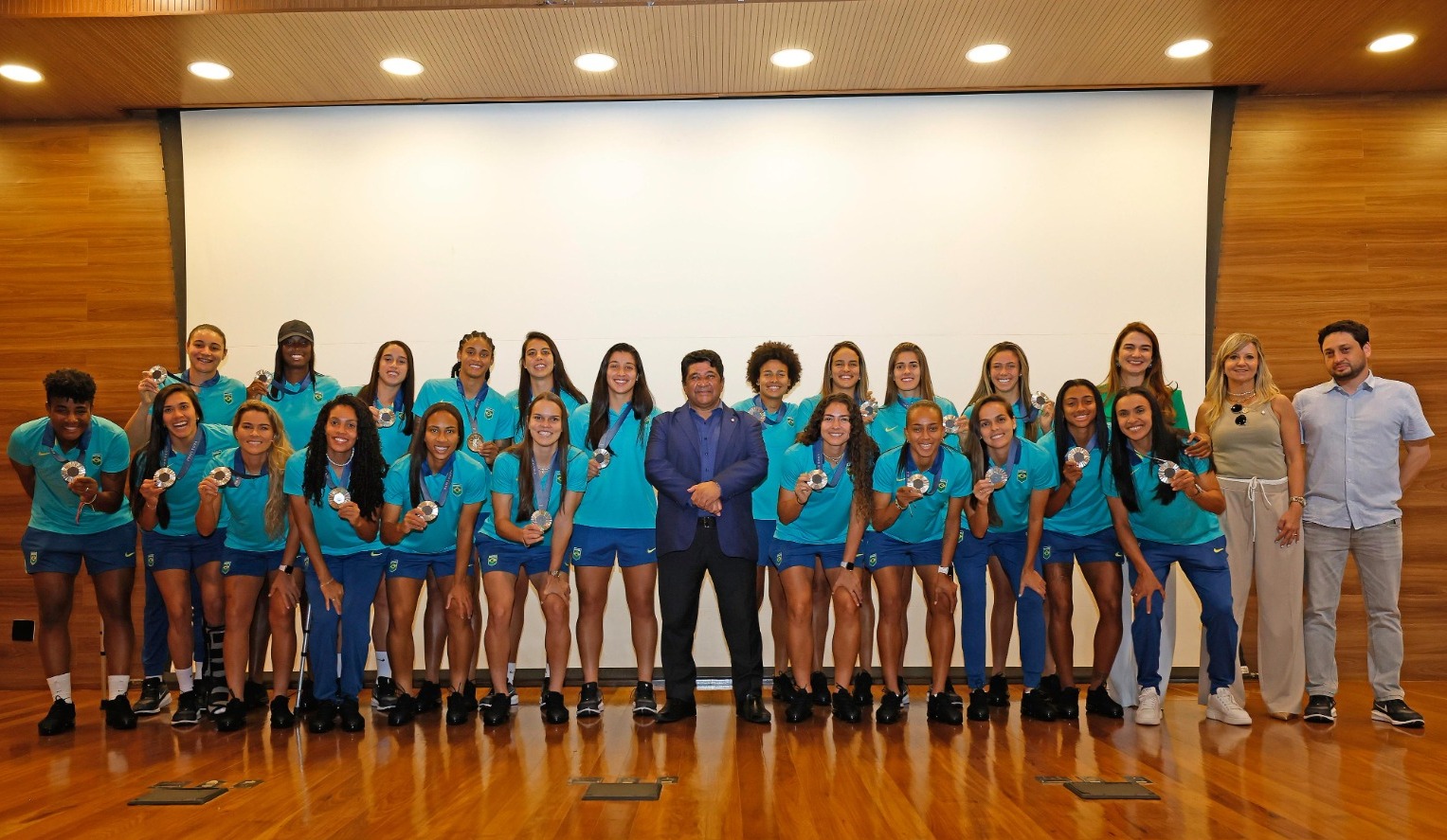 Seleção brasileira feminina recebe homenagem na CBF após medalha de prata em Paris