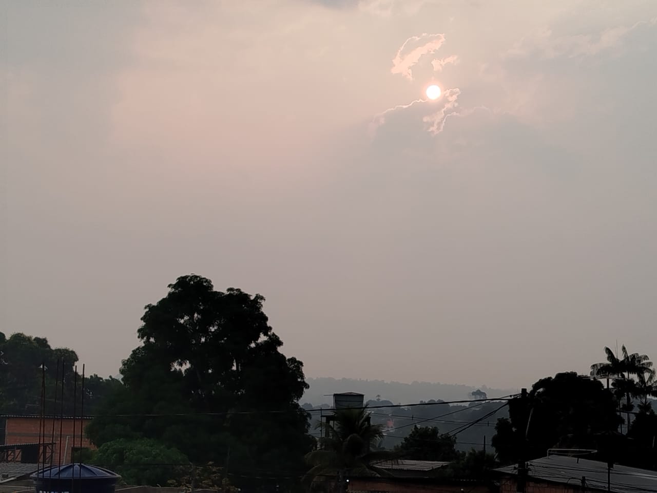 Cortina de fumaça encobre Manaus pelo 5º dia e ar segue quase irrespirável