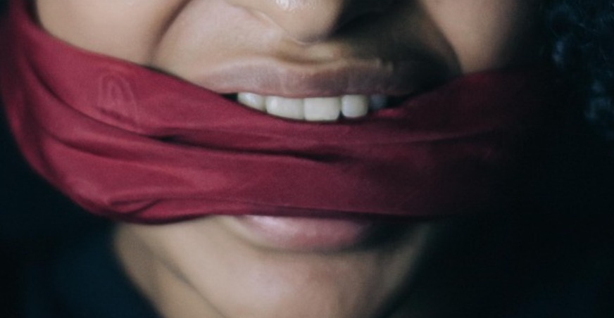 Menina de 13 anos é estuprada por 10 homens em encontro com namorado