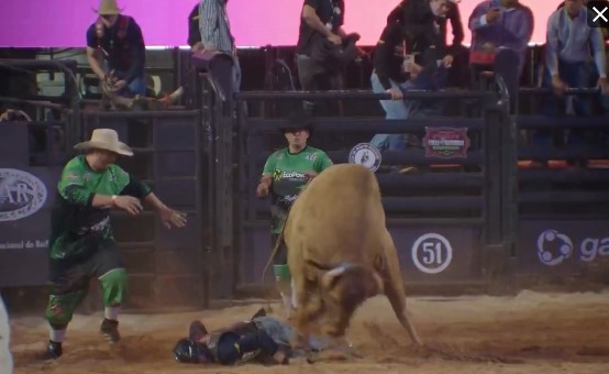 Peão é pisoteado por touro durante rodeio em Barretos