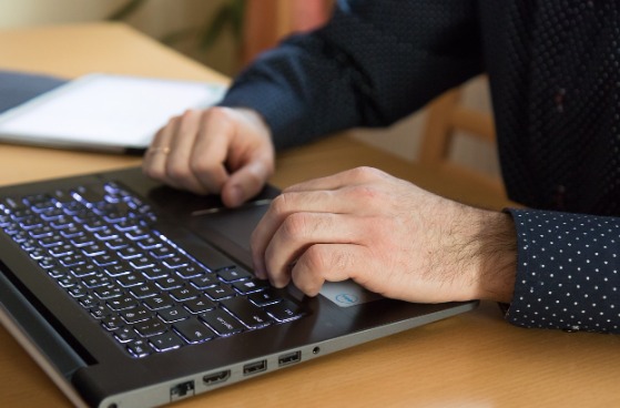 Cliente é condenado a pagar R$ 7 mil após criticar clínica oftalmológica nas redes sociais