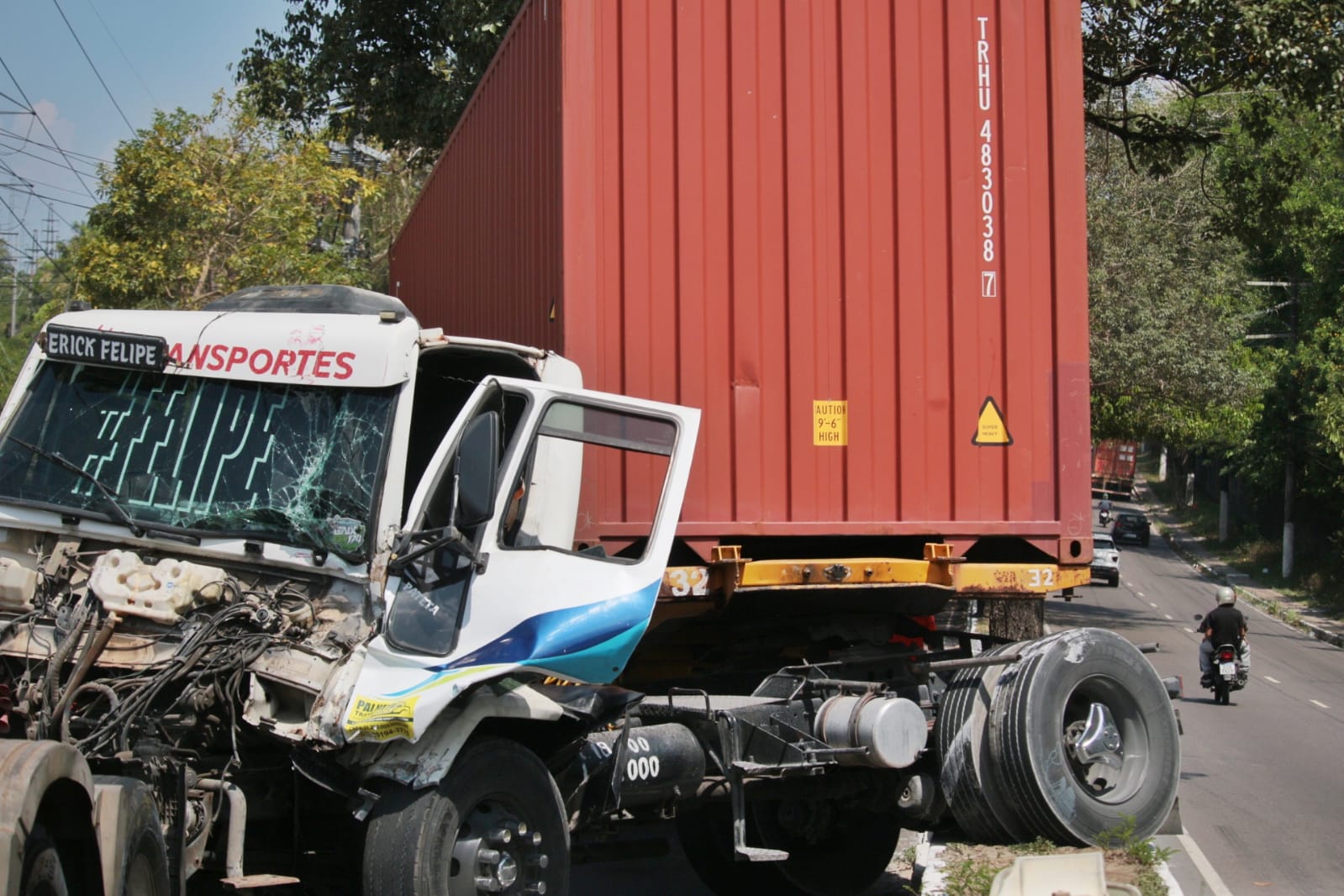 Acidente com carretas deixa trânsito caótico na avenida Rodrigo Otávio  