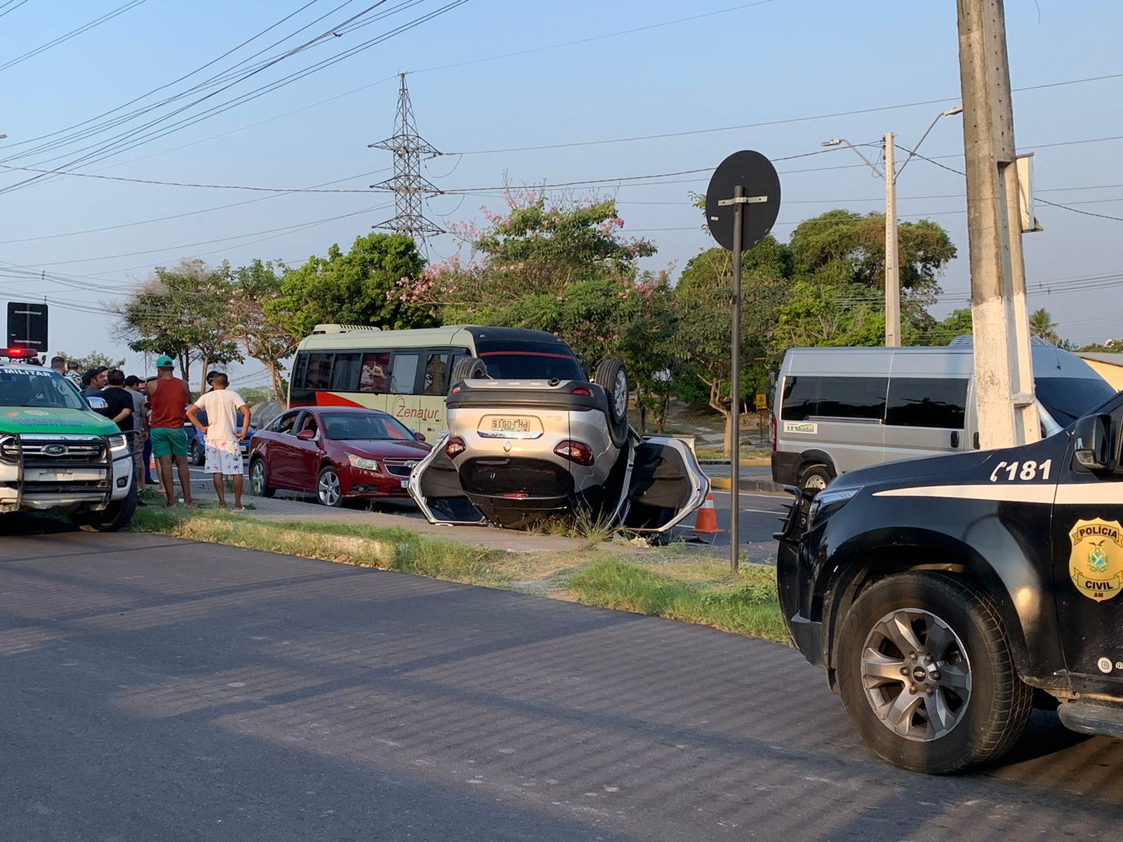 Carro capota após colisão na Avenida das Torres