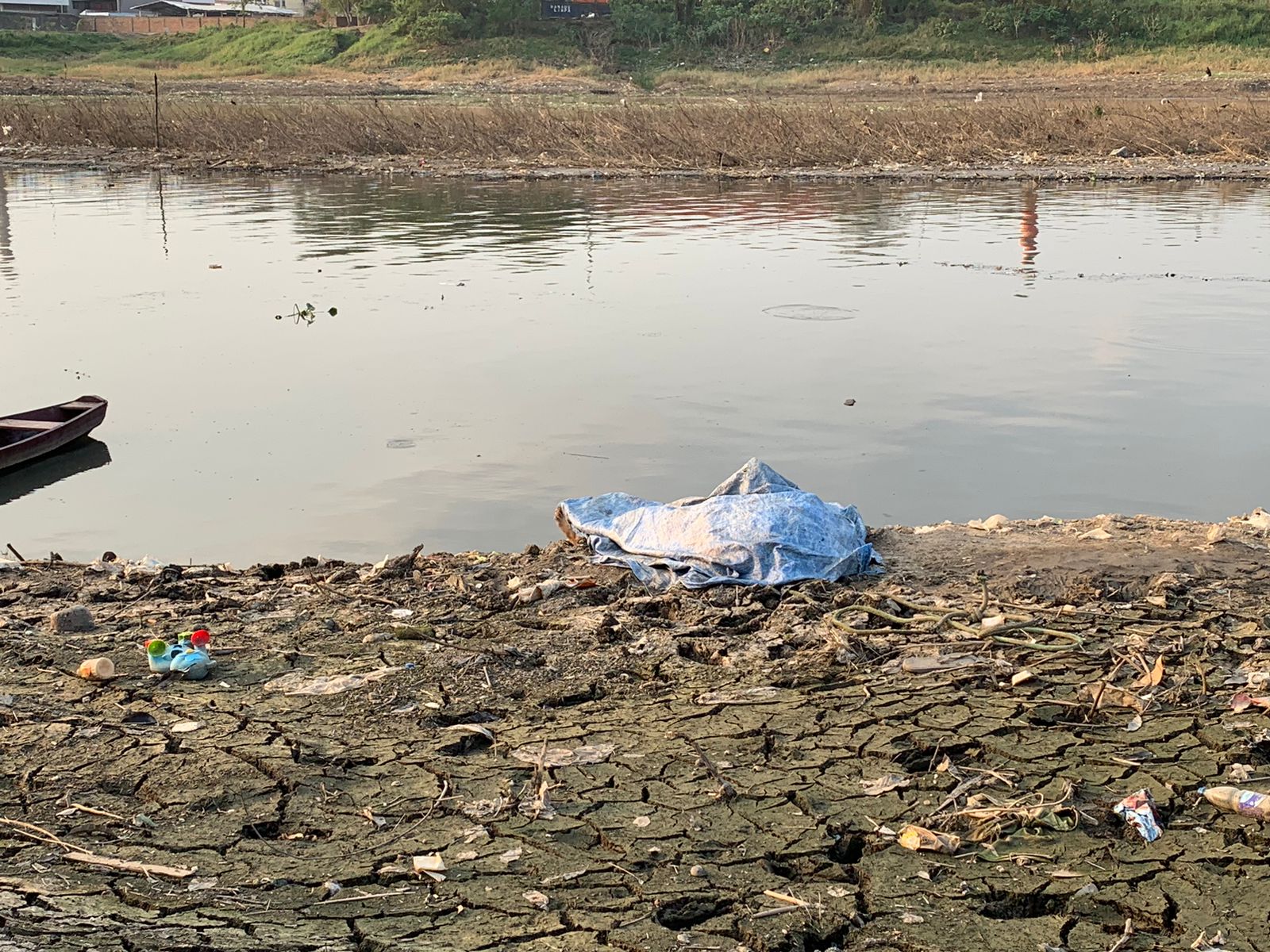 Família encontra jovem decapitado à margem de igarapé em Manaus