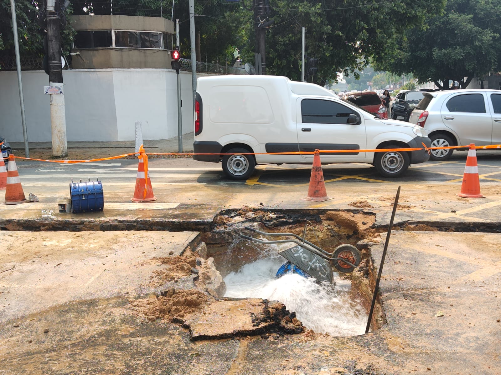 Vazamento na Av. Mário Ypiranga deixa quase 20 bairros sem água em Manaus