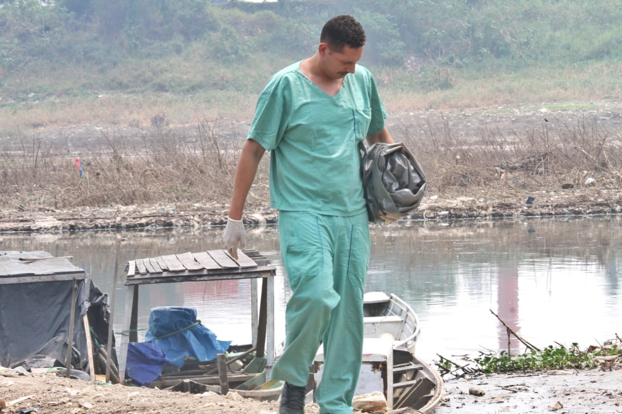 Cabeça que pode ser de jovem achado à beira de igarapé é encontrada no Educandos