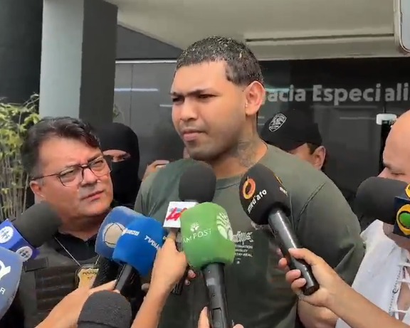 Suspeito de matar biomédico em Manaus pede perdão ao sair da delegacia