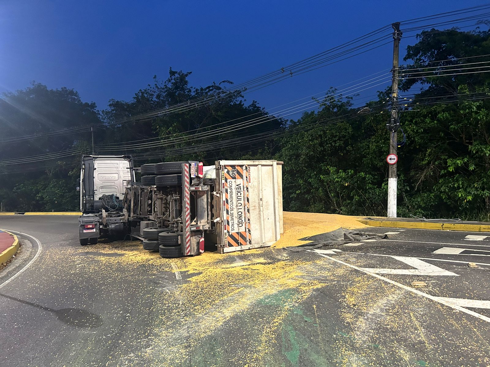 Carreta com 24 toneladas de milho tomba e interdita Rotatória das Letras