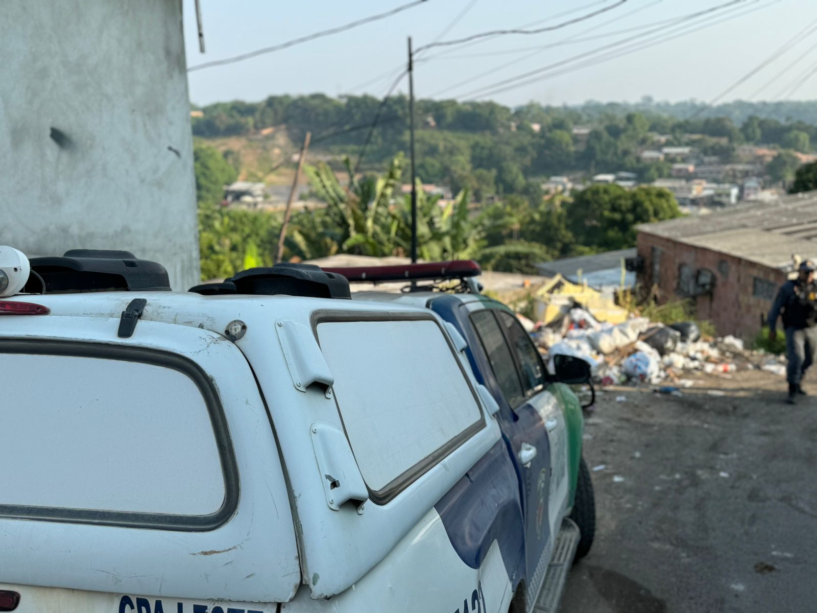 Mulher é encontrada com tiros na cabeça em escadaria no Jorge Teixeira