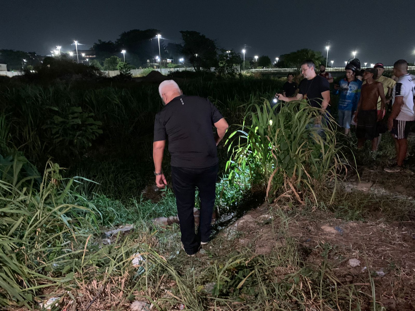 Ao lado de bilhete, homem é encontrado morto com marcas de tortura em Manaus