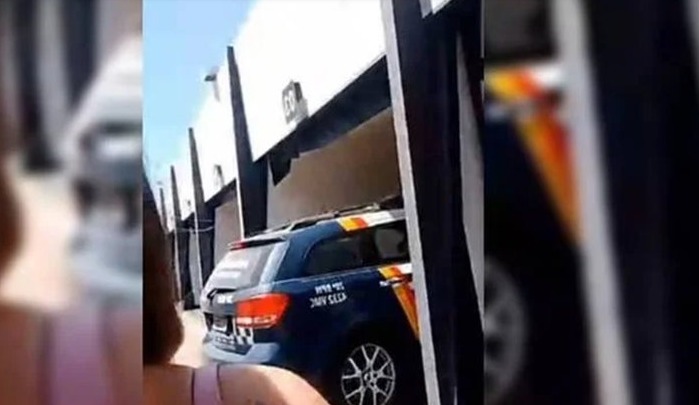 Garota de programa expõe PMs fardados com viatura em motel: 'vem, amor'