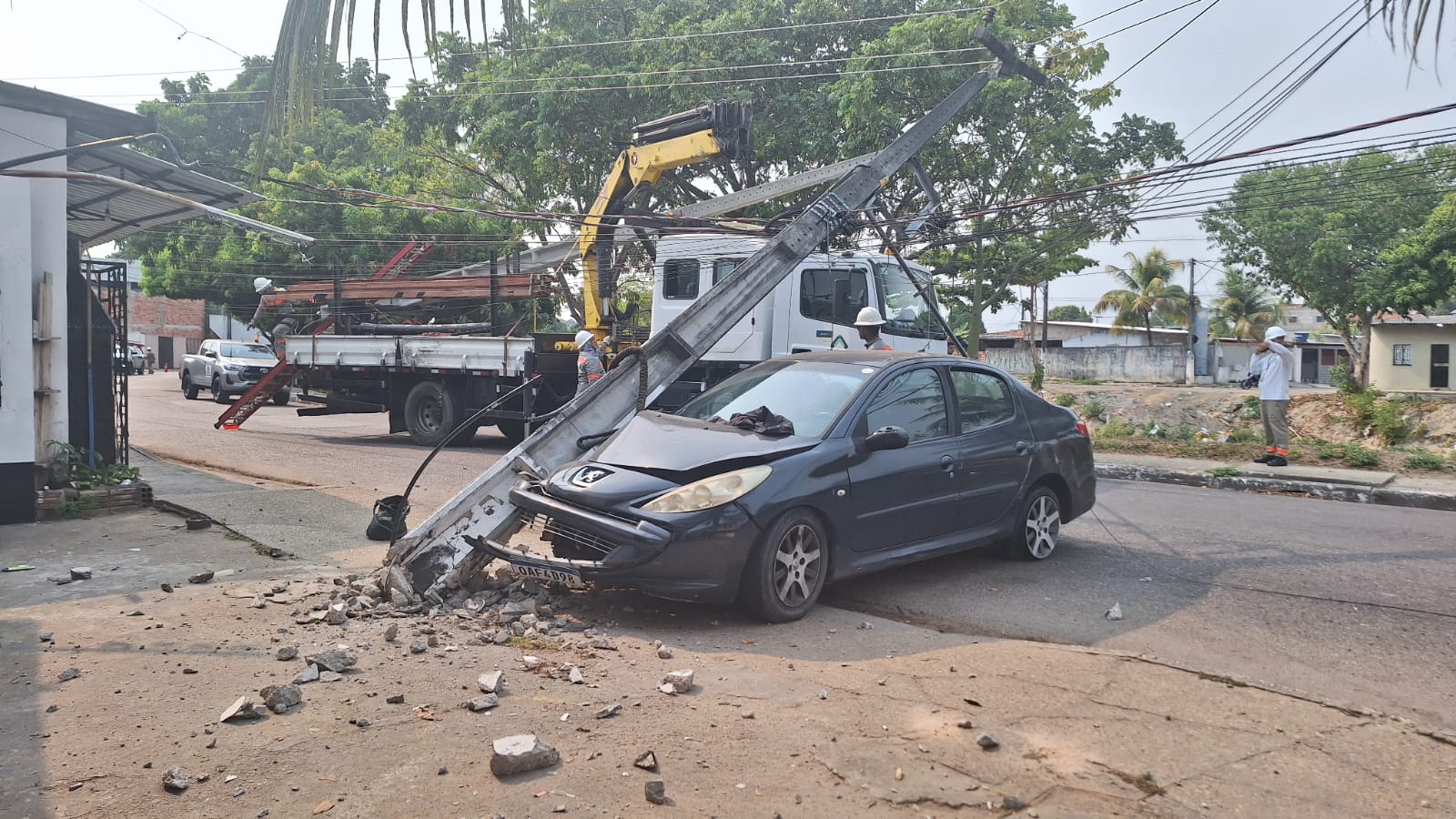 Motorista perde controle e carro derruba poste em acidente no Igarapé do Passarinho