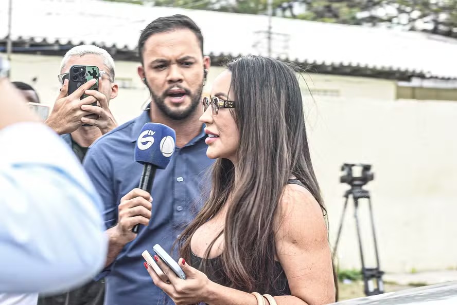 Irmã se pronuncia após Deolane e mãe continuarem presas: "confio na Justiça"