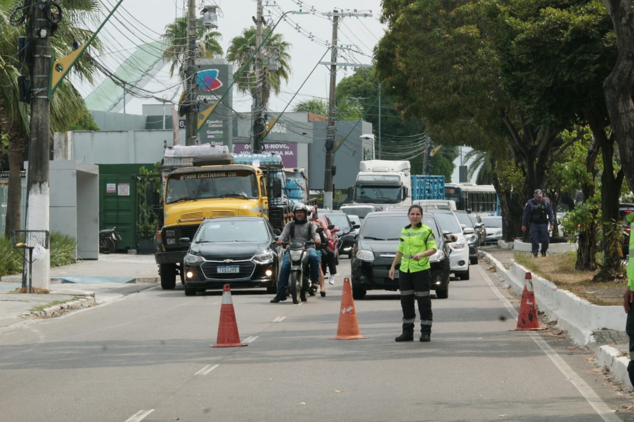 Acidente com ônibus e moto provoca intenso congestionamento na Darcy Vargas