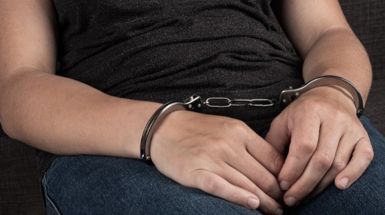 Mulher é presa por jogar álcool e atear fogo em companheira após discussão