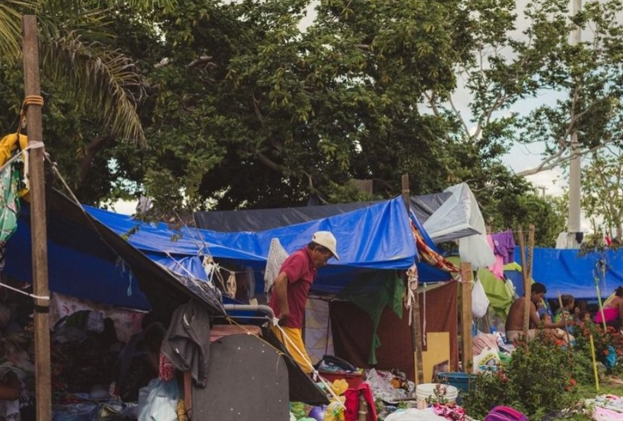 Quase 4 mil pessoas moram em barracas de lonas e locais improvisados no Amazonas