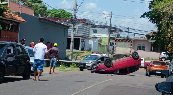 Pastor passa mal e capota carro em acidente no Japiim