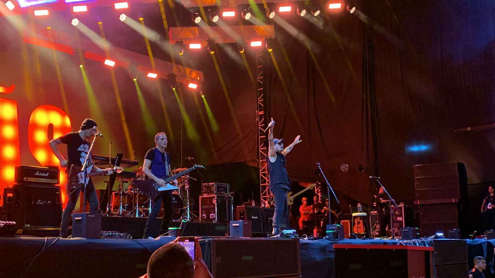 Titãs agitam Passo a Paço e fazem homenagem a Branco Mello