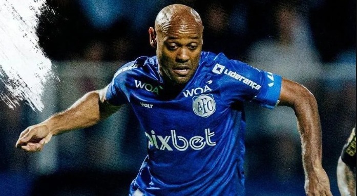 Vágner Love abandona entrevista, discute com torcedores do Avaí e cai no choro
