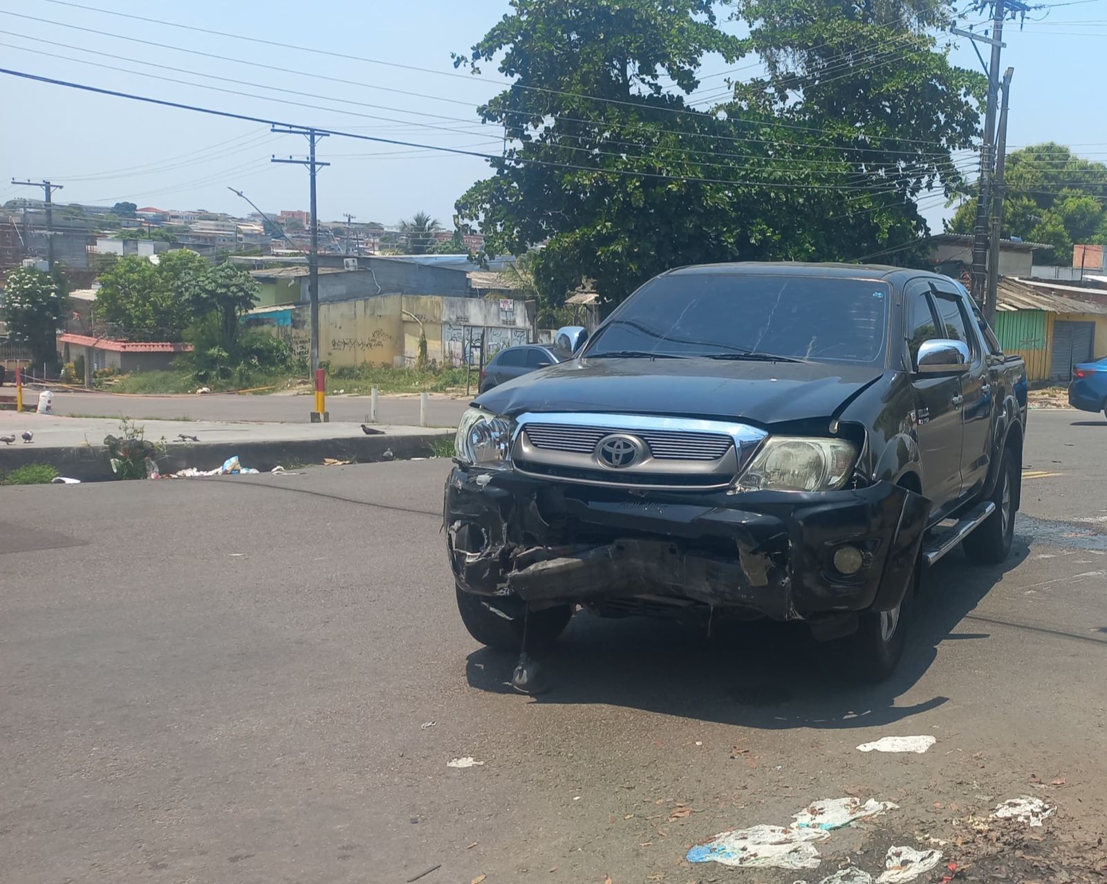 Motorista fica ferido em acidente entre Hilux e outra picape em Manaus