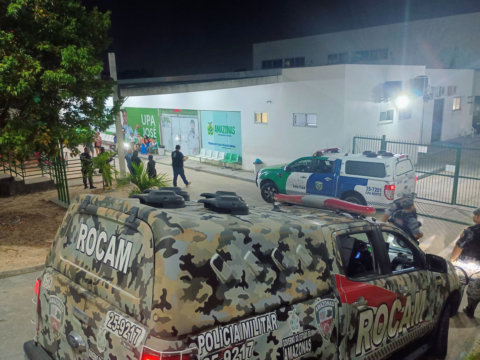 Criminosos atiram contra homem sentado em frente a UPA em Manaus