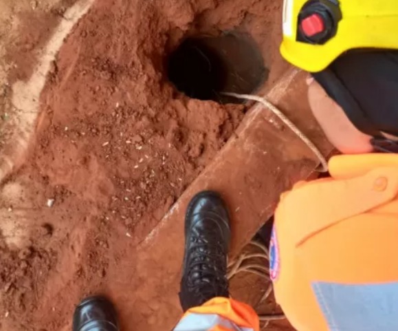 Criança cai em buraco de 5m de profundidade e fica presa por mais de 10 horas