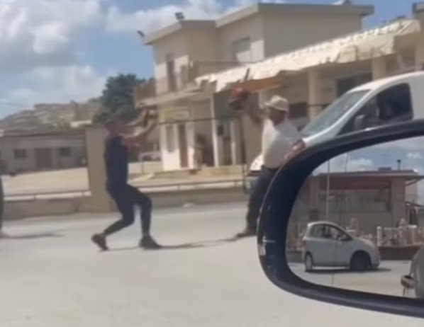 Confusão no trânsito vira cena de filme: motoristas se enfrentam com motosserras