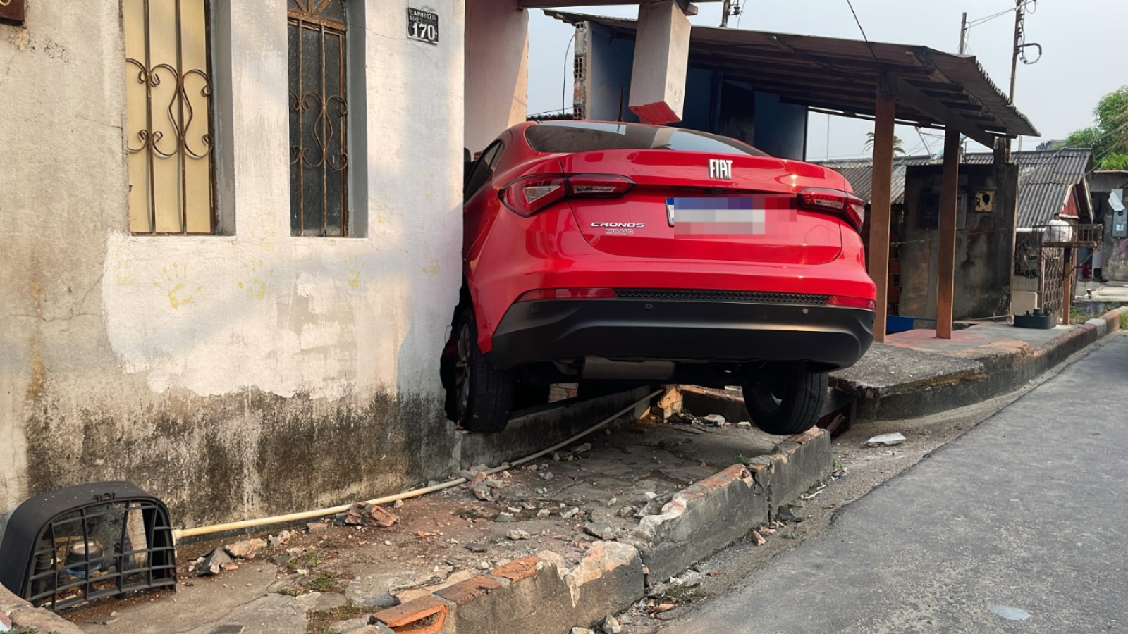 Motorista com suspeita de embriaguez invade casa com carro em Manaus