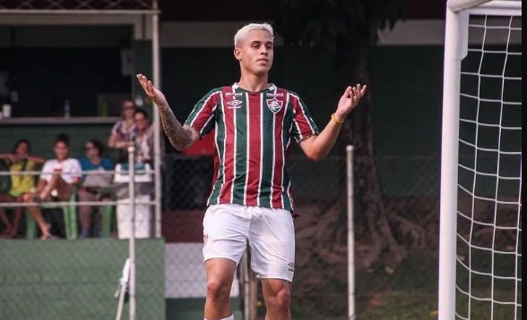 Arthur, do Fluminense, é levado à delegacia após suspeita de racismo em jogo