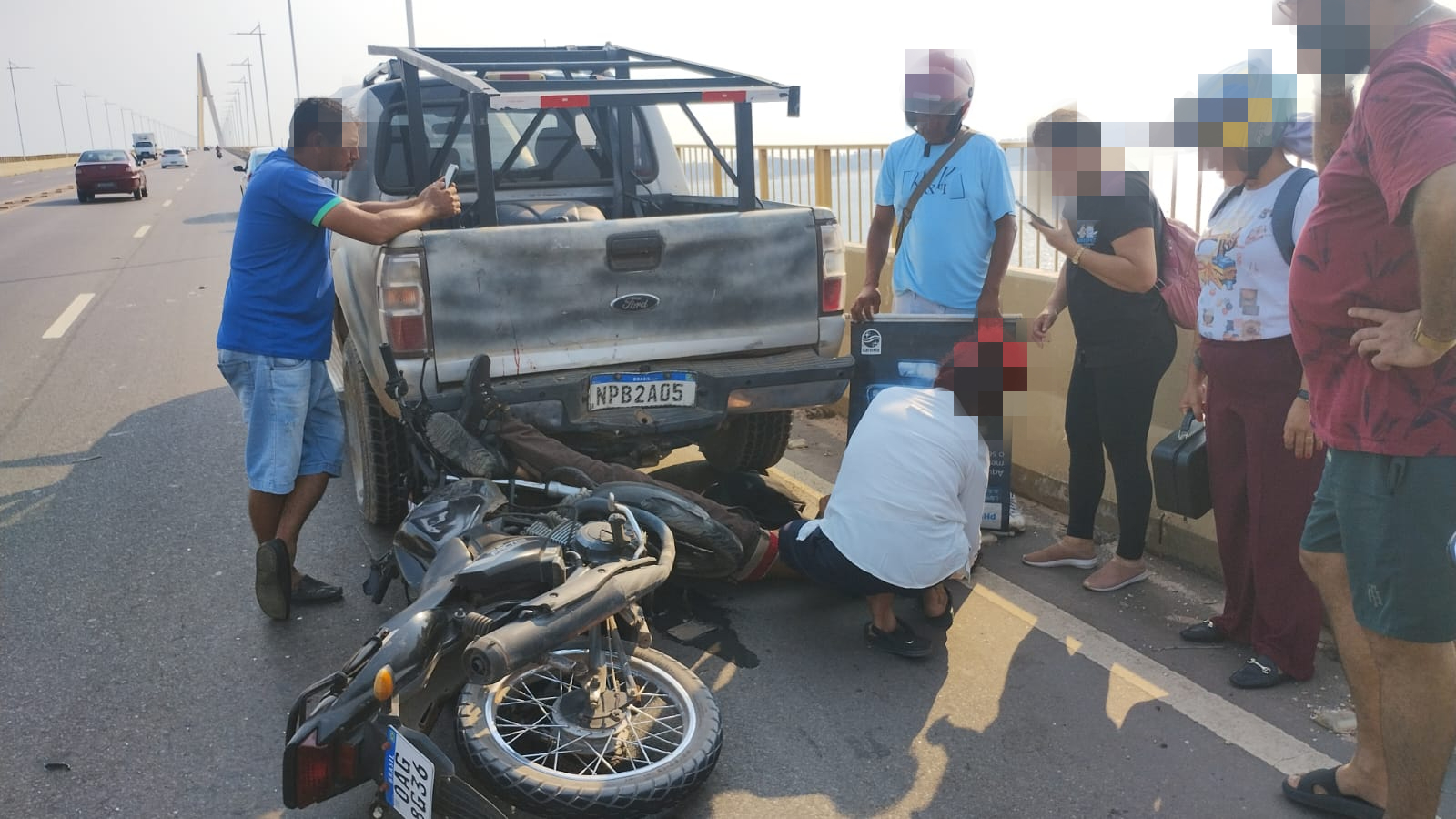 Motociclista fica ferido ao colidir com traseira de picape em pane na Ponte Rio Negro