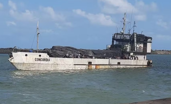 Navio de carga naufraga a caminho de Noronha e cinco tripulantes desaparecem
