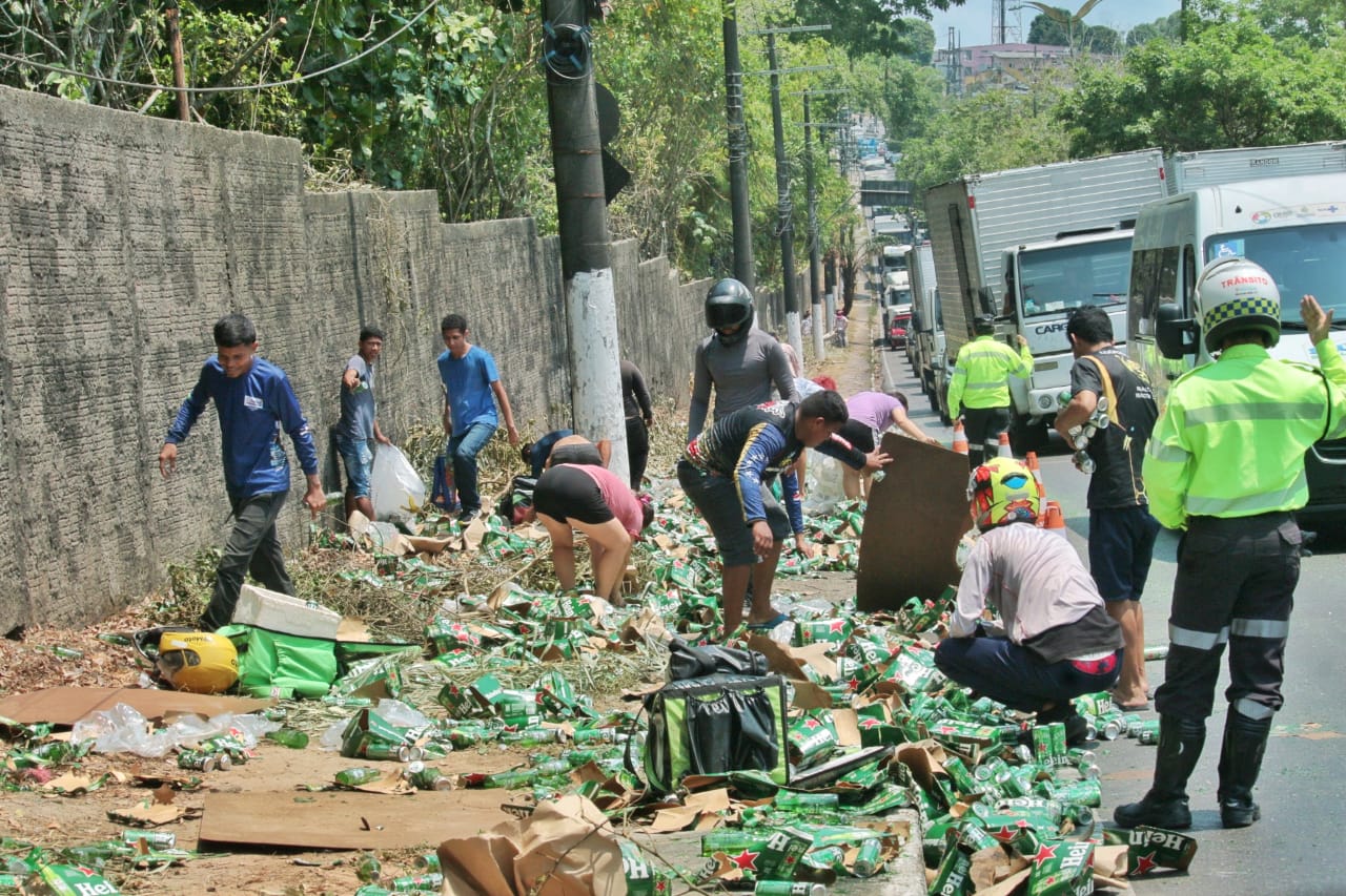 Carreta com carga de cerveja tomba na avenida Rodrigo Otávio