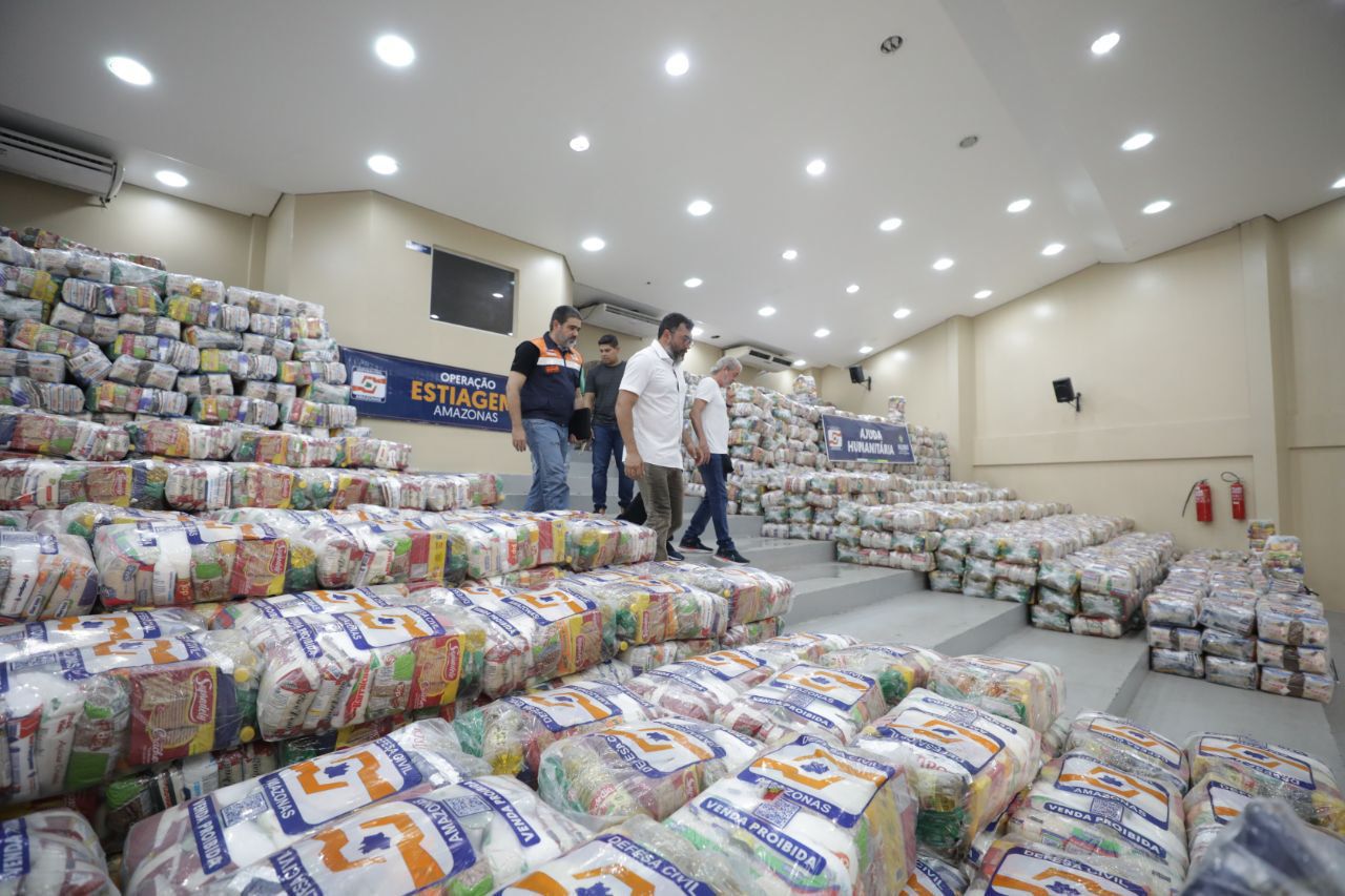 Governo entrega ajuda humanitária e anuncia atendimentos para saúde no baixo Amazonas