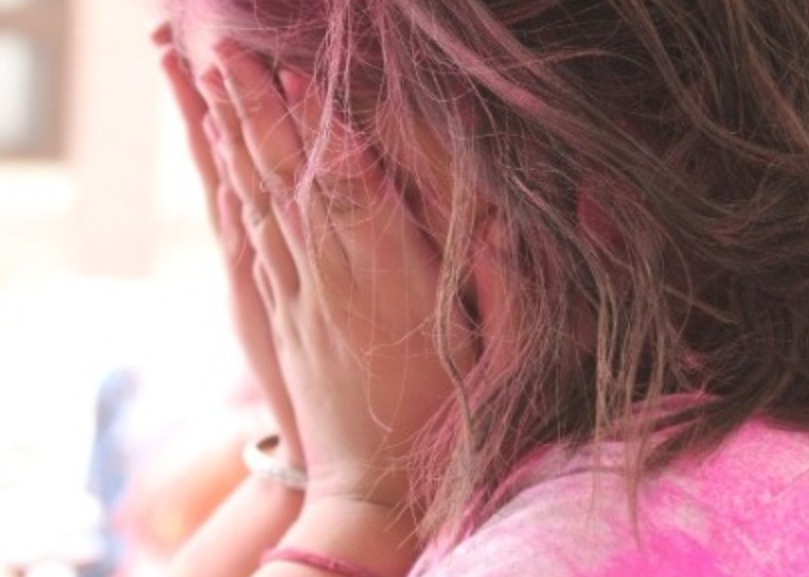 Mãe é acusada de abusar e vender vídeos da filha de 5 anos para 'conhecido'