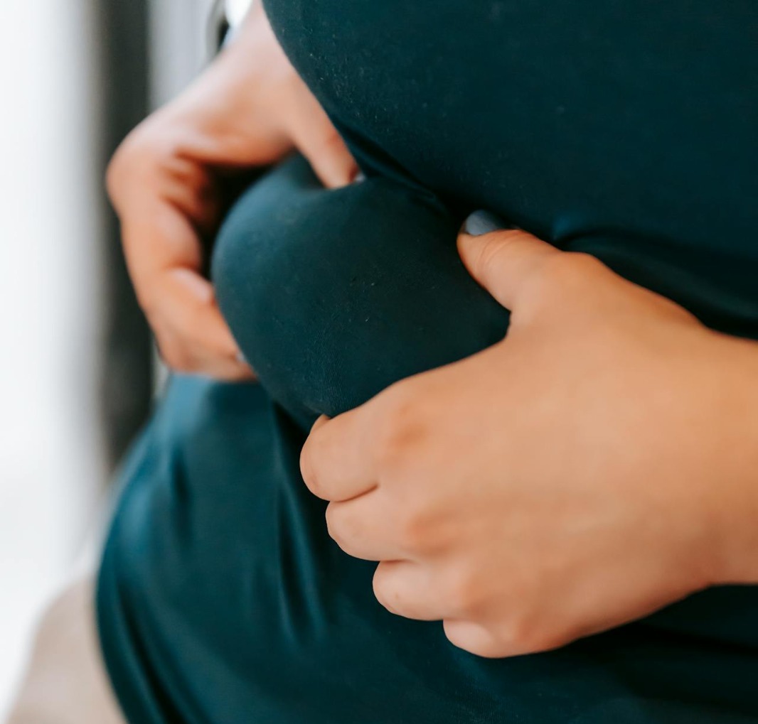 Má postura pode contribuir para acúmulo de gordura na barriga; saiba mais