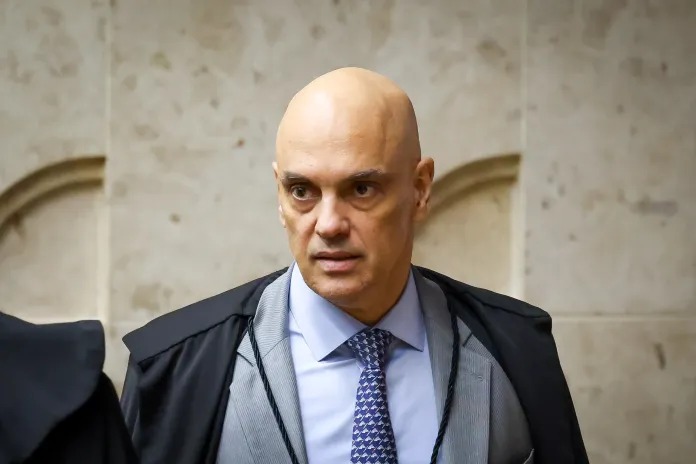 Moraes aplica multa diária de R$ 5 milhões ao X por descumprimento de decisão judicial