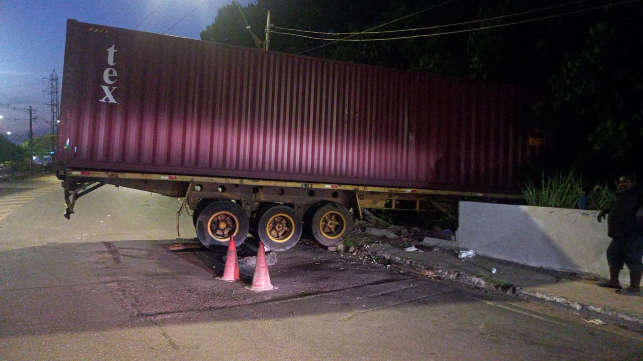 Carreta perde controle e invade área de mata em Manaus