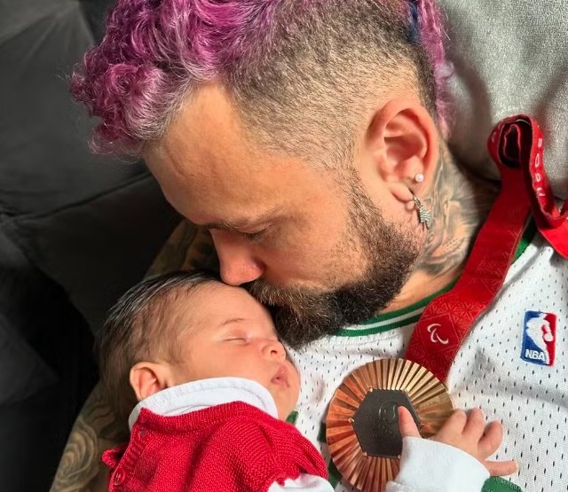 Ex-BBB e velocista Vini Rodrigues anuncia nascimento da filha