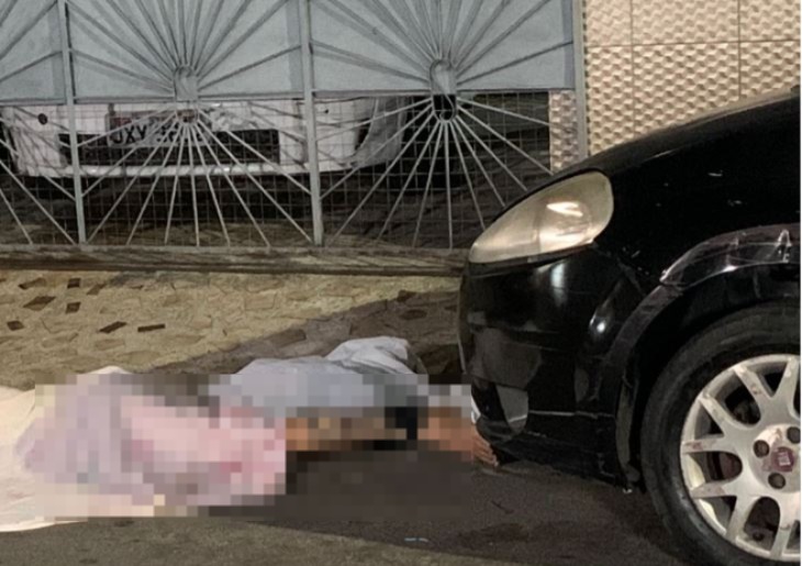 Homem é executado em beco e arrastado por rua em Manaus