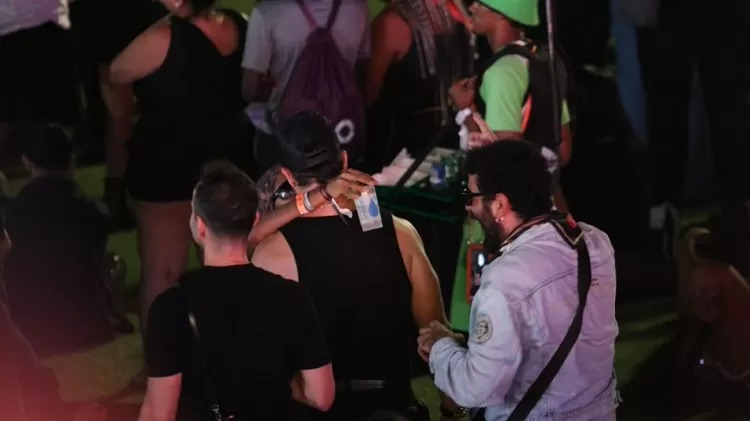 José Loreto e Duda Santos são flagrados aos beijos no Rock in Rio; veja