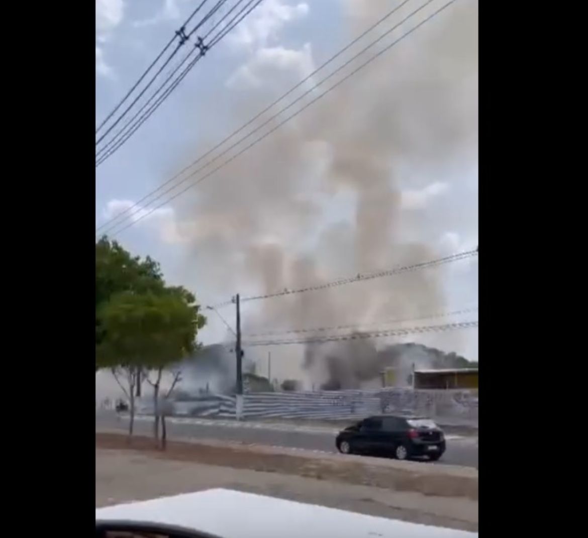 Incêndio na Avenida das Torres iniciou após homem jogar cigarro, diz polícia
