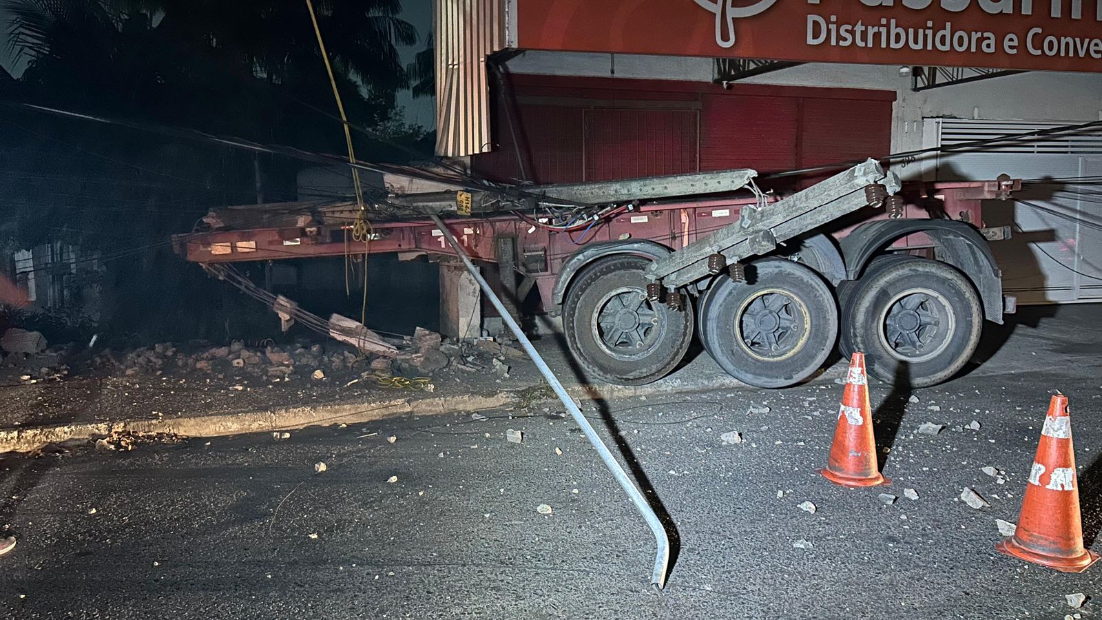 Parte de carreta se solta, derruba poste e deixa bairro sem energia em Manaus