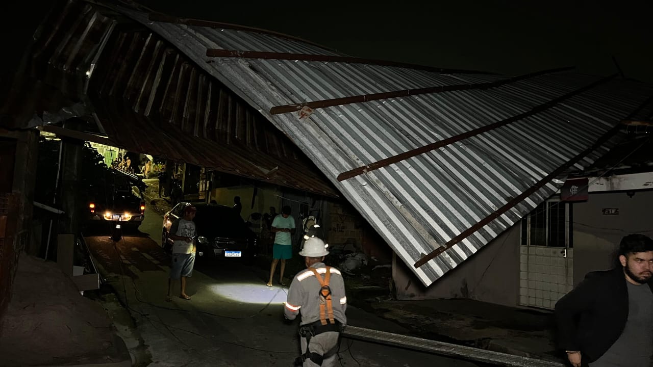 Temporal arranca telhado de vila e deixa bairro de Manaus às escuras
