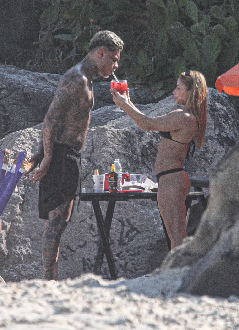 MC Cabelinho e Flávia Saraiva são flagrados em clima de intimidade na praia; veja 