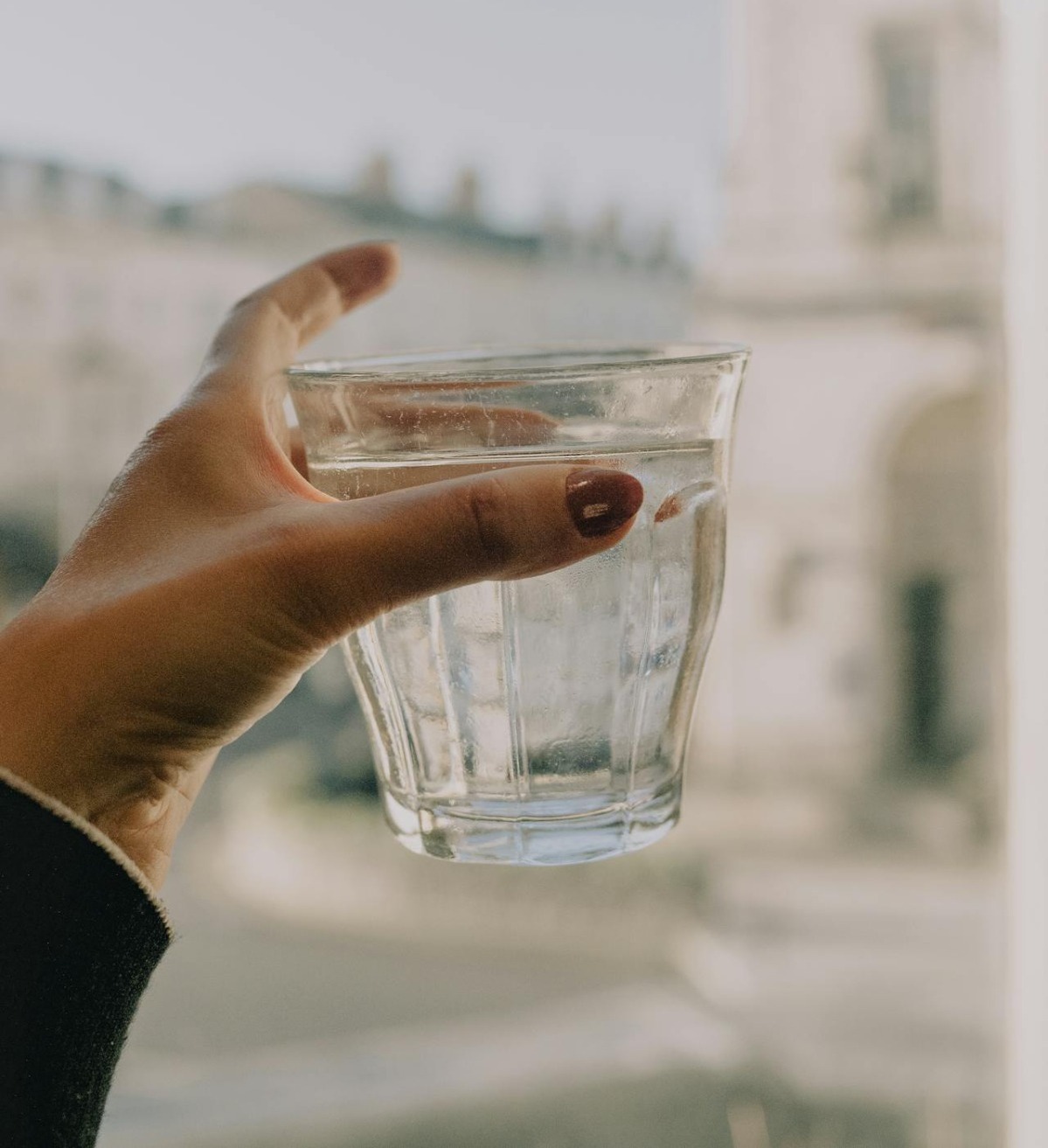 Baixa ingestão de água e calor aumentam risco de infecção urinária em mulheres